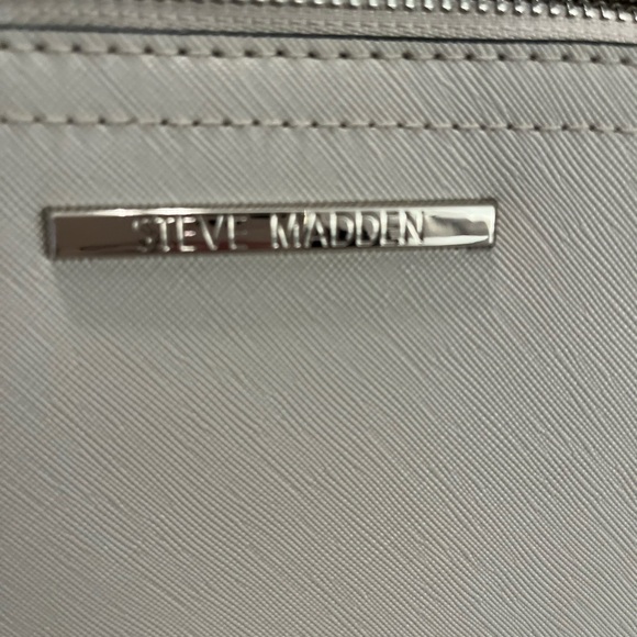 Steve Madden cross body grey purse pocket on back and 3 pockets - Picture 2 of 5